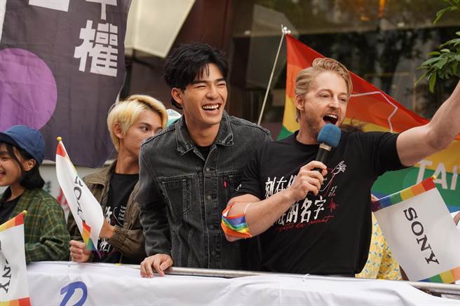 《刻在你心底的名字》剧组与民眾同乐。（索尼影业提供）