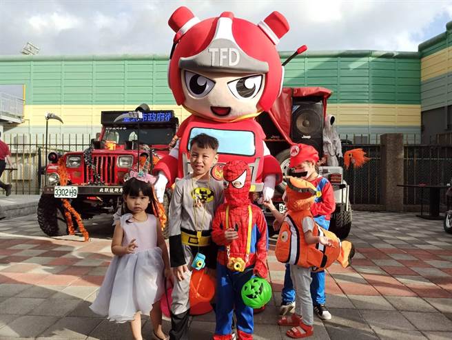 许多小朋友到天母参加「百鬼夜行踩街」万圣节活动。(翻摄照片／林郁平台北传真）