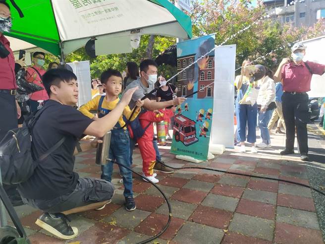 消防局在现场设置各式宣导摊位，让小朋友能亲身体验。(翻摄照片／林郁平台北传真）