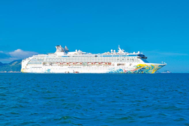 抢攻秋季国旅市场，雄狮旅游独包星梦邮轮「探索梦号」展开环岛航次。（何书青摄）