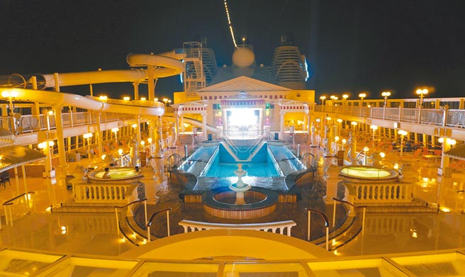 探索梦号拥有许多休閒娱乐设施，露天甲板的泳池畔也会举办活动。（何书青摄）