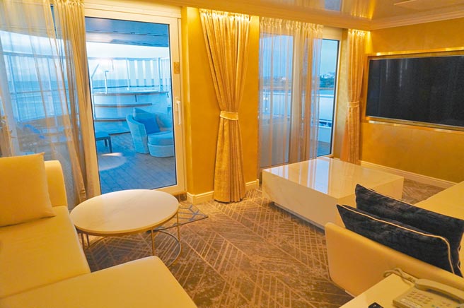 奢华的「皇宫」套房系列是热销人气王，其中「皇宫庭苑别墅」还有户外私人按摩池。（何书青摄）