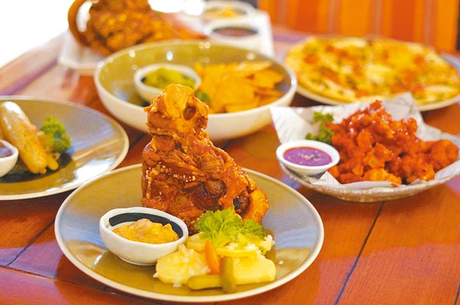 船上的海鲜烧烤餐厅随节庆推出不同主题的美食，图为德国10月啤酒节之菜色。（何书青摄）