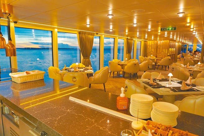 餐厅窗外的海上景色，让用餐气氛更加浪漫。（何书青摄）