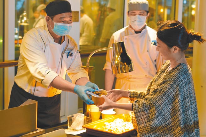 这次的环岛系列航次在户外泳池畔打造海上夜市。（何书青摄）