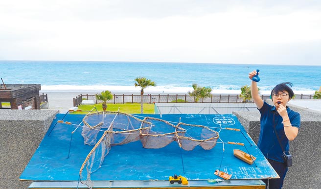 花莲七星潭的「洄游吧Fish Bar」推出一系列与渔业文化结合的有趣活动。（何书青摄）