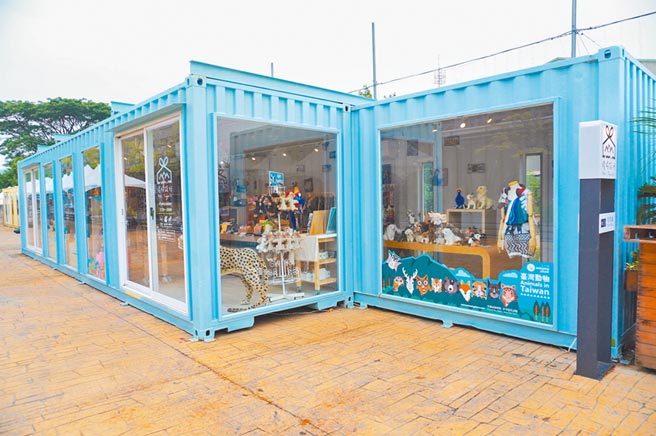 高雄港邻近驳二艺术特区，有许多文创商店可逛。（何书青摄）