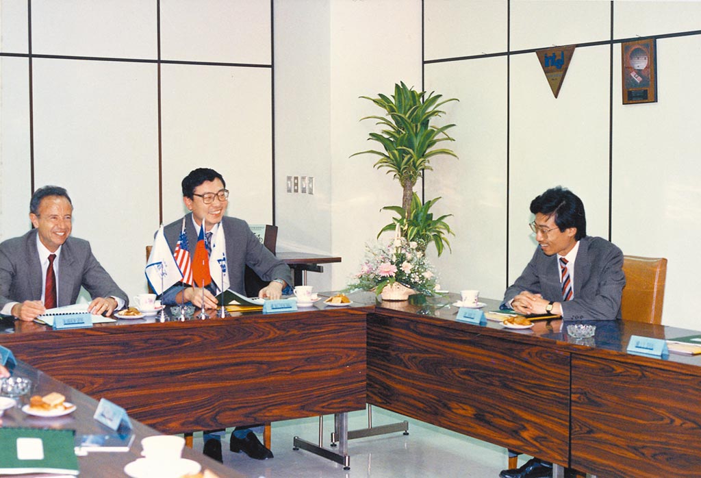英特爾前執行長安迪葛洛夫（左一）1990年來台，和聯華神通集團董事長苗豐強（中），聯強國際集團總裁杜書伍（右）合影。（聯強提供）