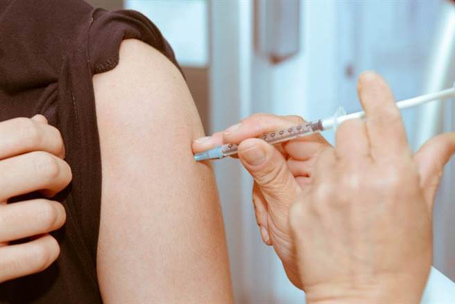 公費流感疫苗接種將解禁，釋出供55歲～64歲族群施打。（達志影像／Shutterstock）