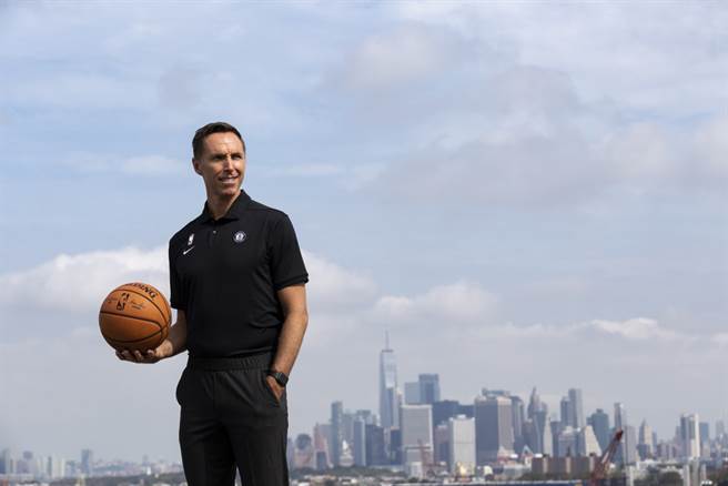 篮网新总教练纳许出面力挺最近争议不断的自家主控厄文。(取自篮网官推)