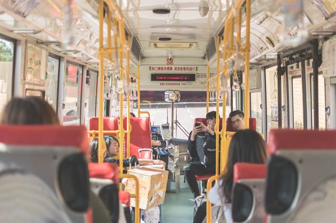 男友死都不愿戴上口罩，甚至与司机互瞪原因，让人傻眼。（图／示意图，达志影像）