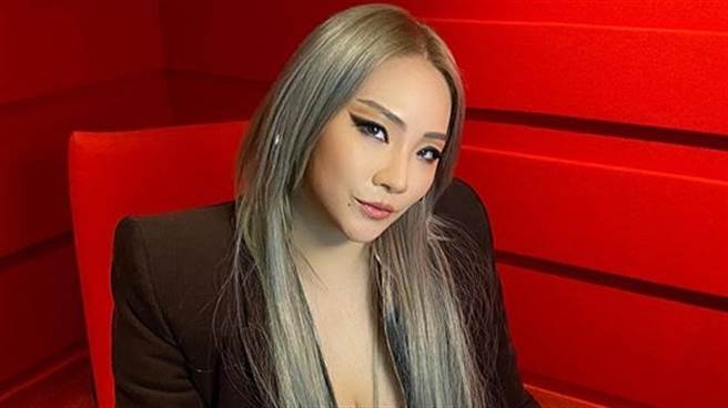 CL新造型「超深U领腿部全开」首舞台大秀火辣好身材