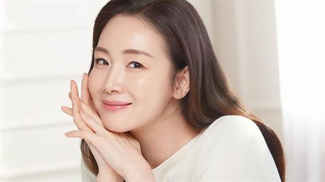 45岁崔智友「产后5个月首露面」秀真实身材抱宝宝喷母爱（图／IG@ygad_official）