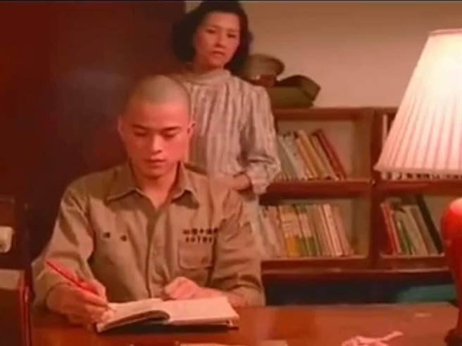 李兴文与江霞当年演出张毅执导的电影《我儿汉生》。（摘自李兴文脸书）