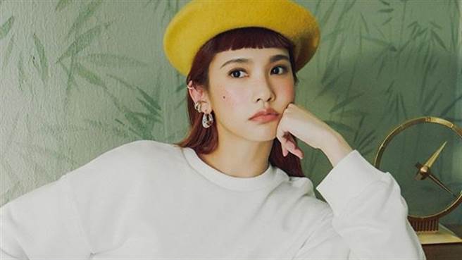 杨丞琳超逆龄妹妹头浏海「中空上衣」泄川字腹肌（图／IG@rainie77）