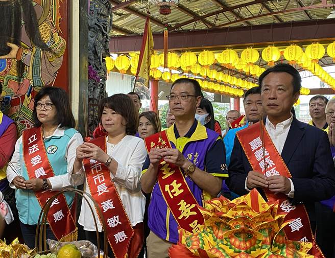 嘉义市长黄敏惠、嘉义县长翁章梁、立委王美惠、顶安宫主委蔡建安一同参拜观音佛祖。（廖素慧摄）