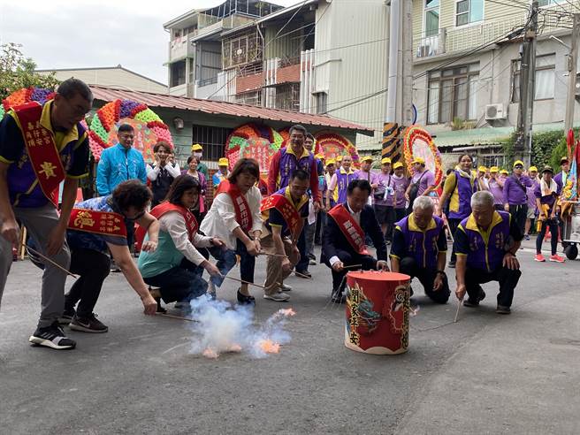 嘉义市长黄敏惠、嘉义县长翁章梁、立委王美惠、顶安宫主委蔡建安一起点起马炮。（廖素慧摄）