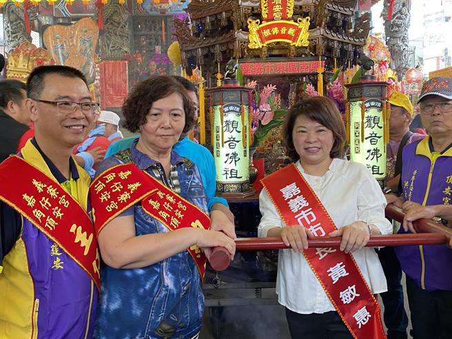 嘉义市长黄敏惠、顶安宫主委蔡建安一起扶轿。（廖素慧摄）