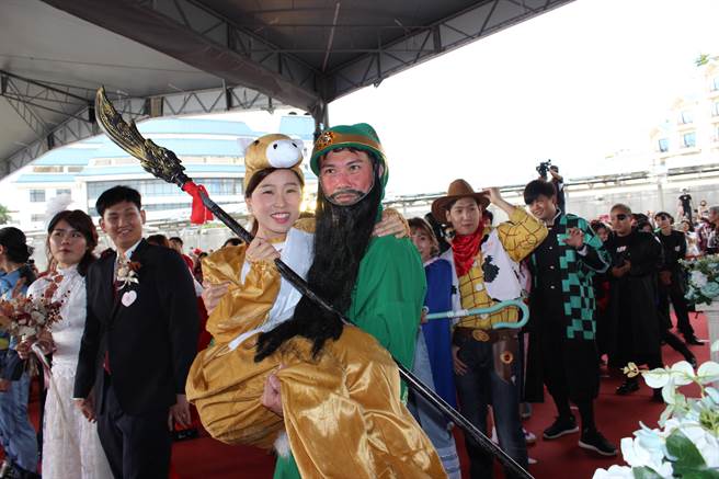 侯友宜偶像「關公」喜抱「美人赤兔馬」回家（戴上容攝）