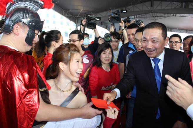 侯友宜開心發紅包給新人（戴上容攝）