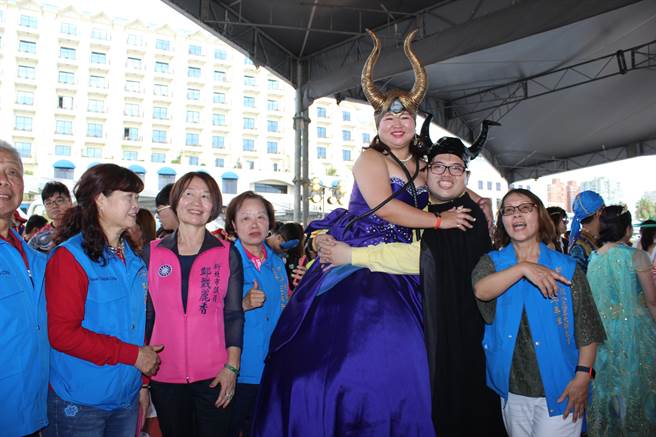 新人們開心完婚（戴上容攝）