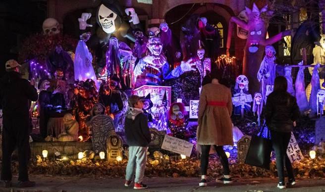 加拿大首都渥太华，10月31日举行盛大的万圣节游行。但在魁北克，当天深夜却发生随机砍人事件。(美联社)