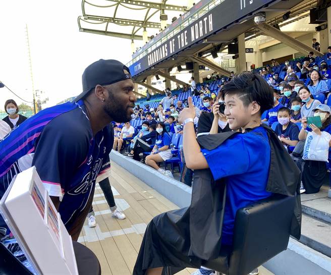 索沙帮黄小妹理头髮，黄小妹相当满意成品，还对索沙比讚。（邓心瑜摄）