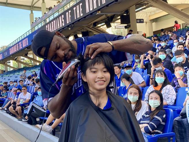 索沙理髮厅对外营业，黄小妹获选好开心。（邓心瑜摄）