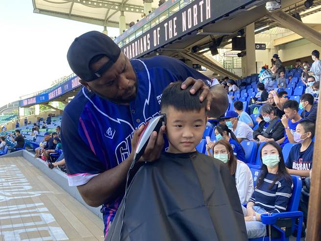 索沙挑到温小弟成为理髮厅客人。（邓心瑜摄）