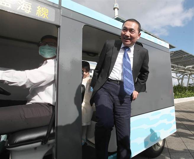 新北市長侯友宜1日主持2020新北市聯合婚禮，搭乘市府打造的淡海輕軌藍海線輕軌列車外型的英雄幸福列車進場，輕鬆的步下列車。（鄭任南攝）