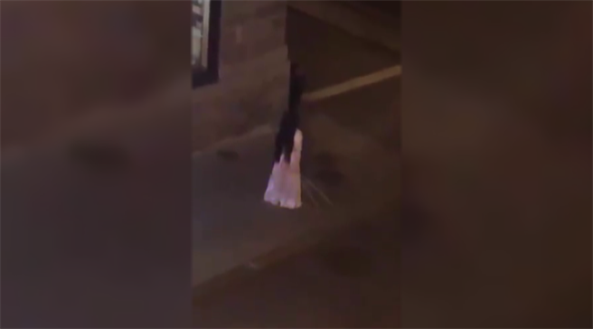 魁北克砍人案凶嫌，疑似被拍到的影象。(摘自推特)