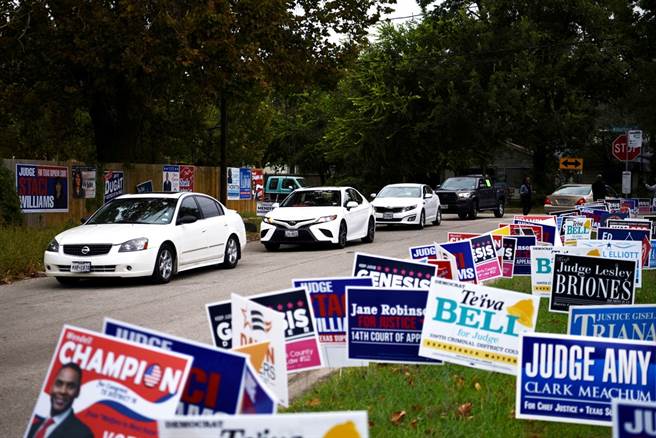 德州最大郡哈立斯郡（Harris County）推动民眾驾车投票的「得来速投票」，遭当地共和党议员提告违法。（图／路透社）
