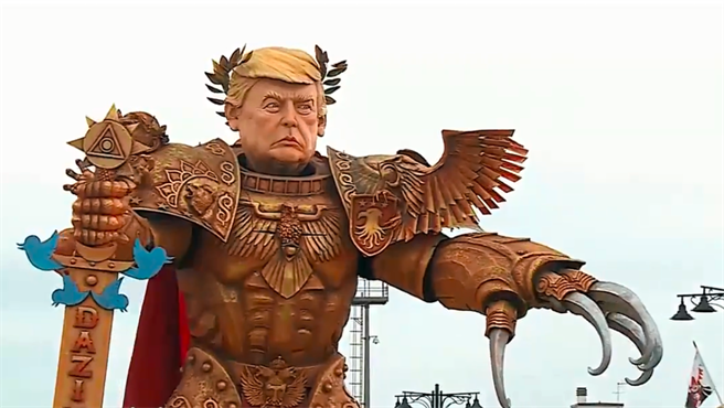 川普在欧洲形象很糟，在英法德义西5国的调查中，川普的支持率大都不到1成。图为义大利做的一个大型川普的充气人像。（图／推特影片截图）