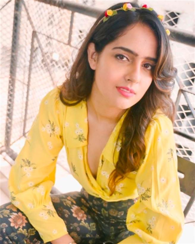 印度寶萊塢女星馬爾維‧馬爾霍特拉（Malvi Malhotra）拒絕製作人求婚後遭亂砍，左小指遭砍斷。（圖／翻攝自Malvi Malhotra Instagram）