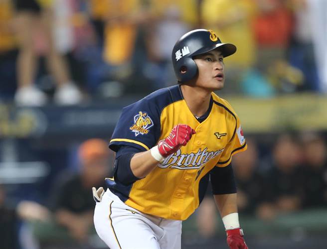 中信兄弟岳东华春训脚伤復发，动刀机率大。（资料照，黄国峰摄）