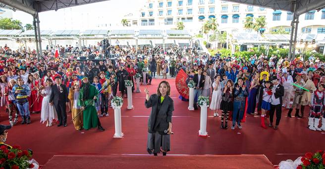 阎奕格献声为100对新人送上祝福。（华研提供）