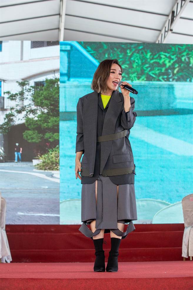 阎奕格献声为100对新人送上祝福。（华研提供）