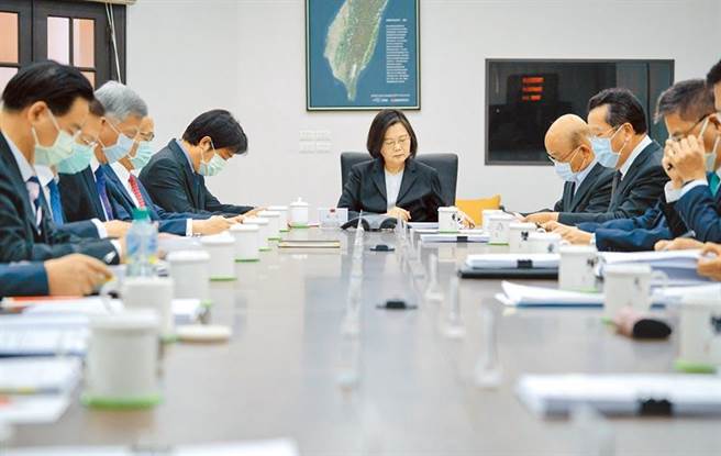 总统蔡英文昨召开国安高层会议，就对岸军事威胁、台美关系等5大面向做出裁示。（总统府提供）