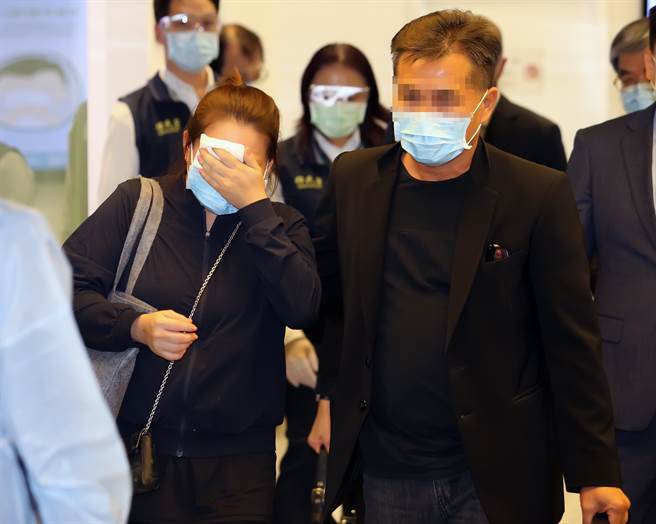 鍾母在入境長廊頻頻拭淚，沿路哭泣，甚至哭到一度站立不穩，在一旁的鍾父連忙攙扶，讓現場人員感受到痛失愛女的傷痛與不捨。（陳麒全攝）