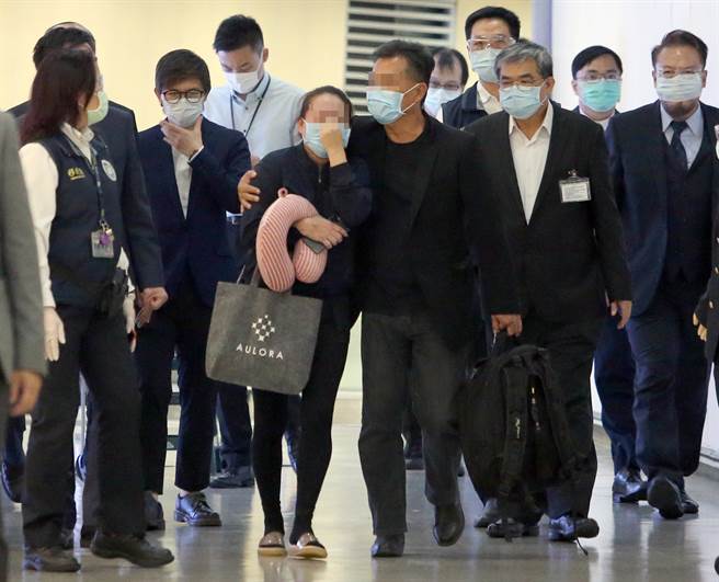 鍾母在入境長廊頻頻拭淚，沿路哭泣，甚至哭到一度站立不穩，在一旁的鍾父連忙攙扶，讓現場人員感受到痛失愛女的傷痛與不捨。（陳麒全攝）