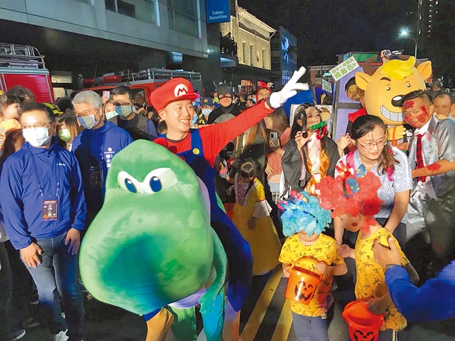 新竹市「2020萬聖節大遊行」昨晚登場，市長林智堅今年1人分飾2角，變身為騎著恐龍的瑪利歐。（陳育賢攝）