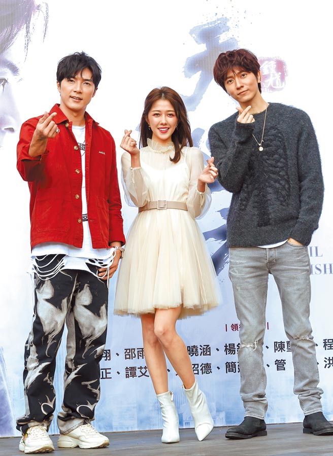 贺军翔（左起）、邵雨薇、陈玺安昨出席见面会。（卢祎祺摄）