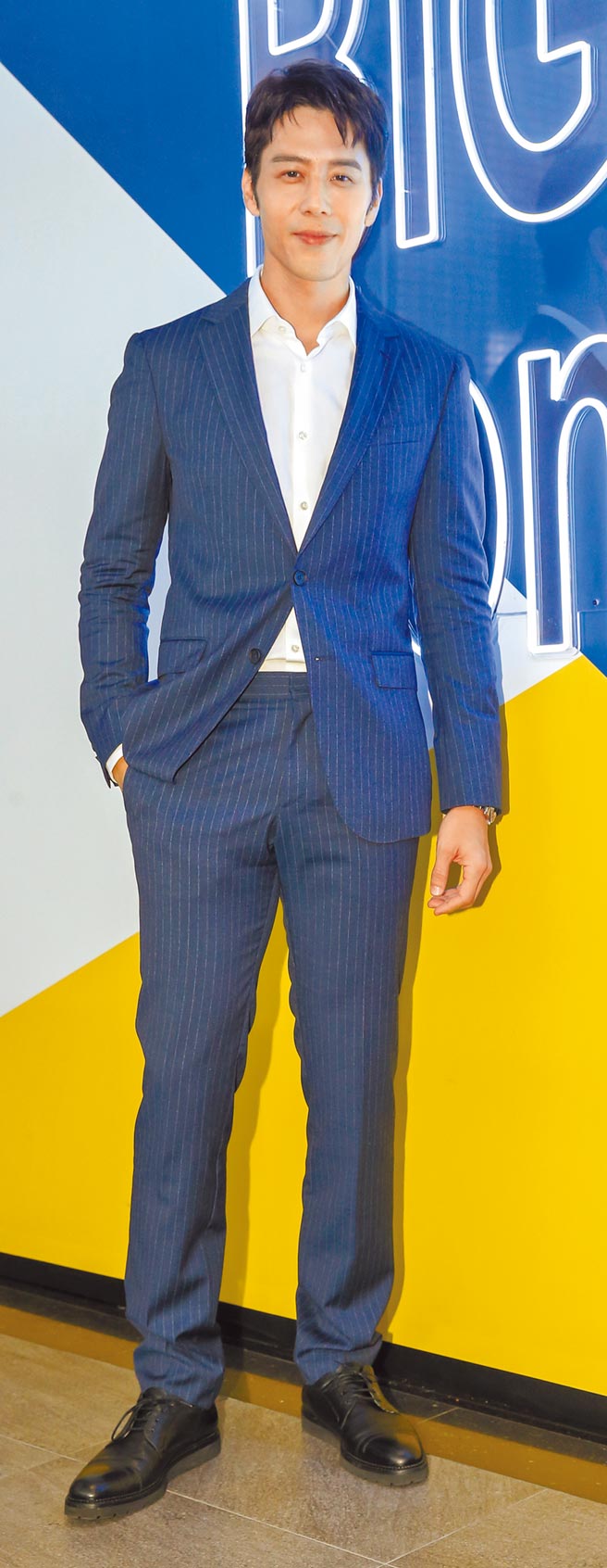 胡宇威昨穿西装帅气造型出席髮品活动。（卢祎祺摄）