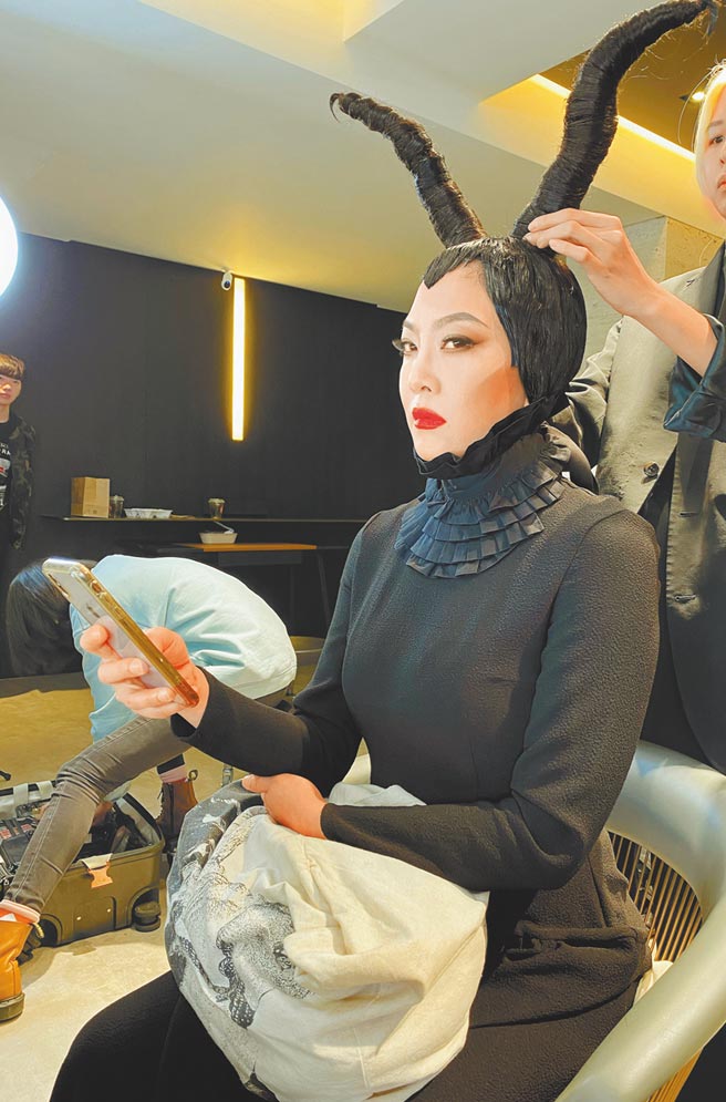 「髮神」吴依霖因应万圣节，花7小时变装成「黑魔女」。（喜鹊娱乐提供）
