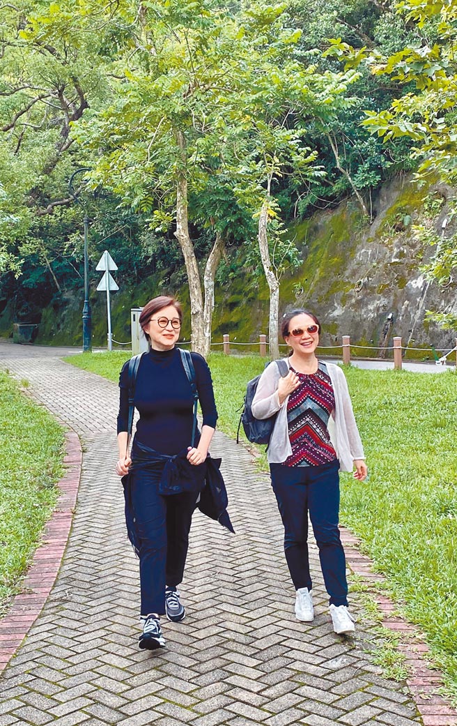 林青霞（左）与好友黄心村。（雷兆辉摄）