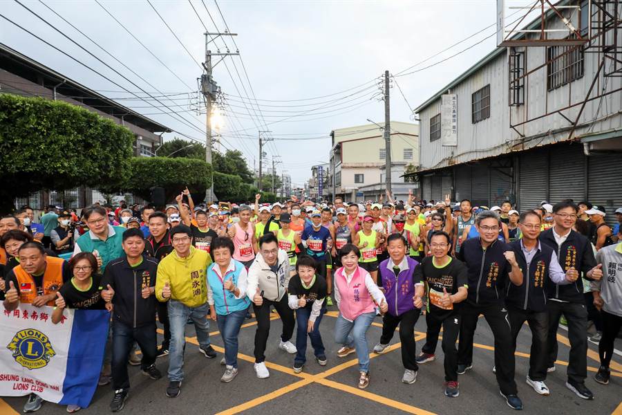 台中市長盧秀燕、立委江啟臣、楊瓊櫻以及台中市議員陳清龍、張瀞分、周永鴻出席2020台中國際馬拉松起跑儀式。（王文吉攝）