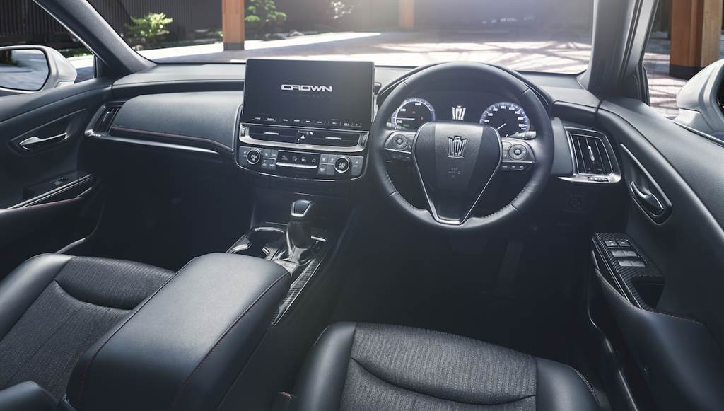 中控台整合 12.3 吋螢幕、內外質感大幅躍進，小改款 Toyota CROWN 發表！
