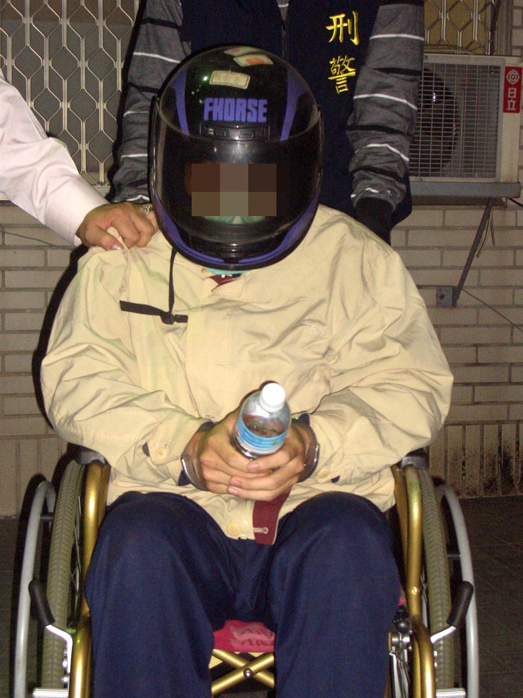 殺害同志男友的黃家慶昨天以身體虛弱為由，坐在輪椅上接受偵訊。（林欣儀攝）