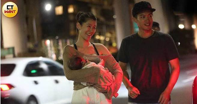 今年7月升格新手爸妈的许孟哲和赵孟姿夫妇，特别带着女儿开心出席友人的烤肉趴。（图／本刊摄影组）