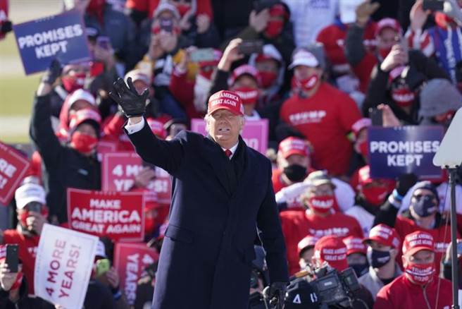 美国总统川普1日在爱荷华州迪比克地方机场（Dubuque Regional Airport）造势时，向支持者挥手的神情。（美联社）